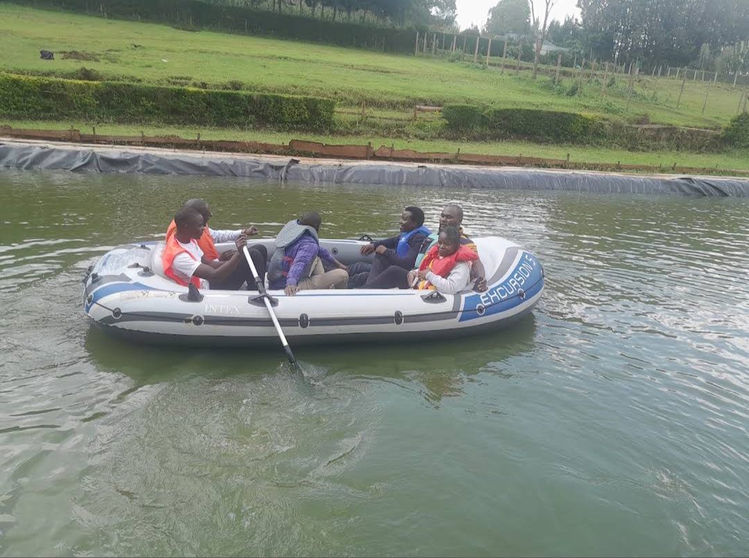 Guests enjoying a boat ride on the dam during a team-building day